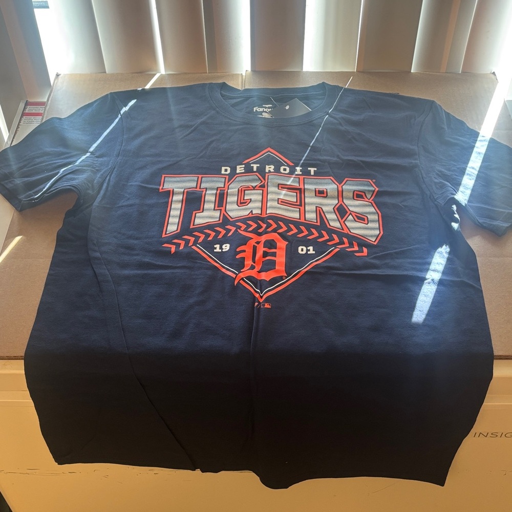 Detroit Tigers Blue tshirt size large